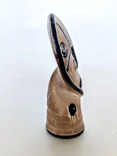 Foto de um(a) Escultura Africana Anos 80, da categoria de Escultura. Escultura africana em pedra com pintura preto e branco, década de 1980.A: 9 cm / L: 5 cm / P: 3 cm Peso: 128 g. Mostrado de uma perspectiva diferente. Vendido no marketplace Trésors.