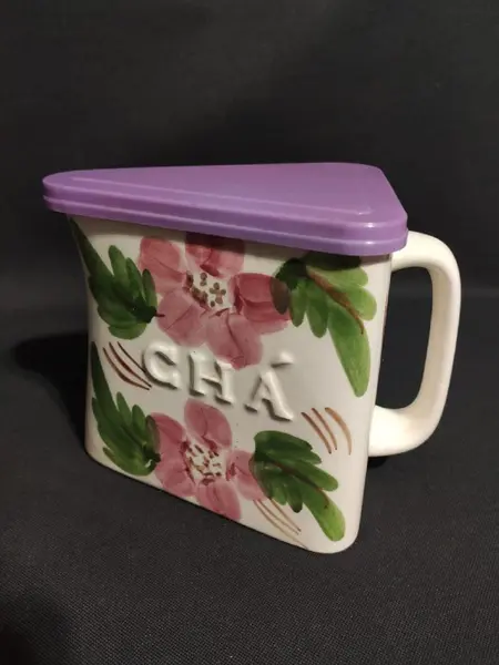 Foto de um(a) Jarra de Chá Anos 70, da categoria de Jarros. Jarra de chá em cerâmica esmaltada e policromada com motivo floral, tampa em acrílico e uma peneirinha. Tendo como... Mostrado de uma perspectiva diferente. Vendido no marketplace Trésors.