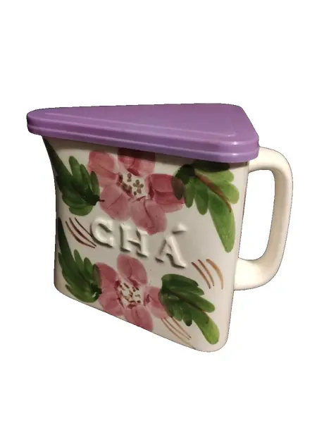 Foto de um(a) Jarra de Chá Anos 70, da categoria de Jarros. Jarra de chá em cerâmica esmaltada e policromada com motivo floral, tampa em acrílico e uma peneirinha. Tendo como... Vendido no marketplace Trésors.
