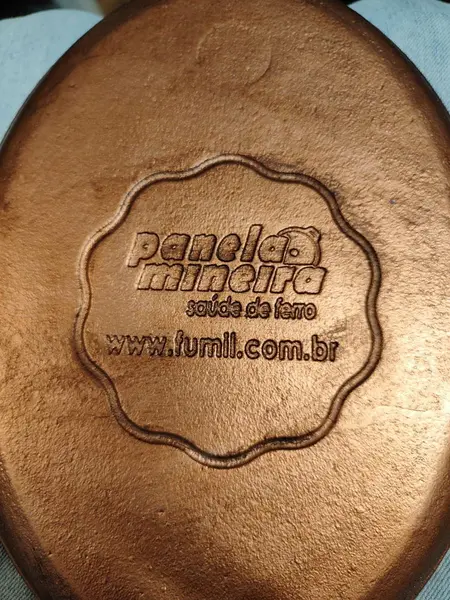 Foto de um(a) Frigideira Elíptica em Ferro com Pátina Cobre, Panela Mineira, Década de 2000, da categoria de Panelas. Frigideira elíptica em ferro da marca panela mineira, com acabamento em pátina cobre envelhecida e azinhavrada. Peça... Mostrado de uma perspectiva diferente. Vendido no marketplace Trésors.