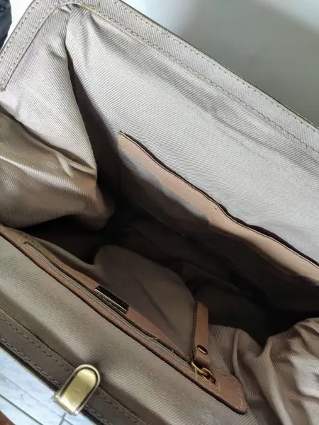 Foto de um(a) Bolsa Valise Anos 80, da categoria de Bolsas. Bolsa em couro pespontado na cor bege e alça em metal dourado, tipo valise, década de 1989. A: 32cm L: 34cm P: 13cm Peso:... Mostrado de uma perspectiva diferente. Vendido no marketplace Trésors.