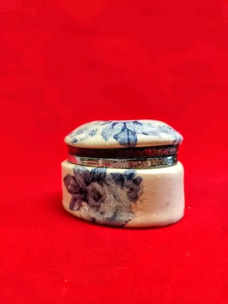 Foto de um(a) Pequena Caixinha em Porcelana Azul Cobalto e Branca, Década de 2000, da categoria de Cestos e Caixas. Pequena caixa de porcelana com estampa floral azul cobalto e branca, fecho em metal, década de 2000. A: 5 cm / L: 7 cm / P:... Mostrado de uma perspectiva diferente. Vendido no marketplace Trésors.