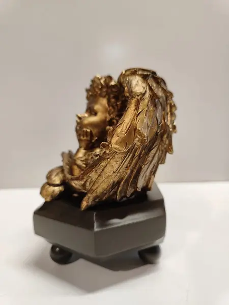 Foto de um(a) Castiçal Anjo em Resina Italiana e Imbuia, Década de 1990, da categoria de Castiçais. Castiçal de anjo com asas em resina italiana com pátina ouro envelhecida e base sextavada em imbuia, década de 1990. *não... Mostrado de uma perspectiva diferente. Vendido no marketplace Trésors.