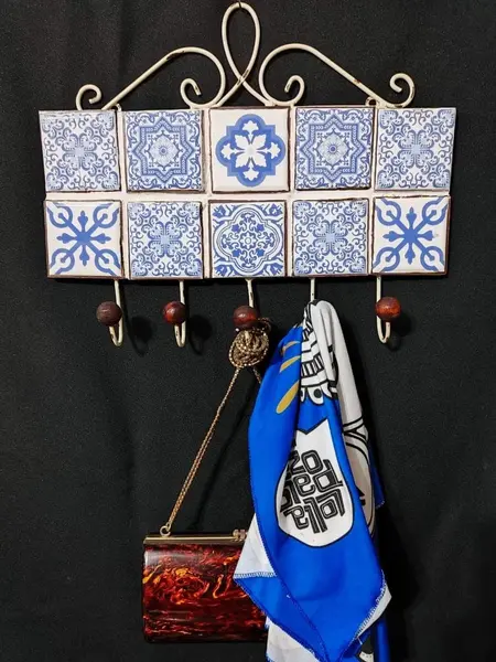 Foto de um(a) Cabideiro de Parede em Ferro e Cerâmica, da categoria de Cabideiros e porta-chapéus. Cabideiro de parede em ferro revestido com tozetos de cerâmica nas cores azuis e brancos. Possui cinco ganchos com bolas de... Mostrado de uma perspectiva diferente. Vendido no marketplace Trésors.