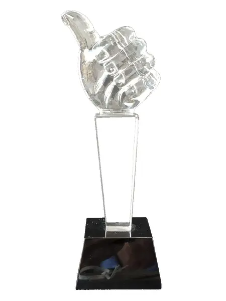 Foto de um(a) Troféu Joinha Cristal, da categoria de Escultura. Escultura em cristal do joinha, base um prisma de quatro faces em cristal preto.A: 21cm Base: 6.5 x 7 x 4.5 cm Peso: 718g. Vendido no marketplace Trésors.