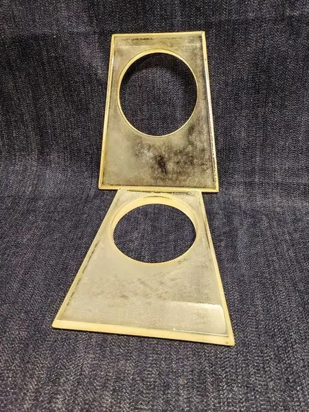Foto de um(a) Puxadores de Cortina em Acrílico Jateado, Década de 1970, da categoria de Anéis e cornijas para cortinas. Par de puxadores de cortina em acrílico jateado, com formato de trapézio, datados da década de 1970. Medidas: altura 13,5cm... Mostrado de uma perspectiva diferente. Vendido no marketplace Trésors.