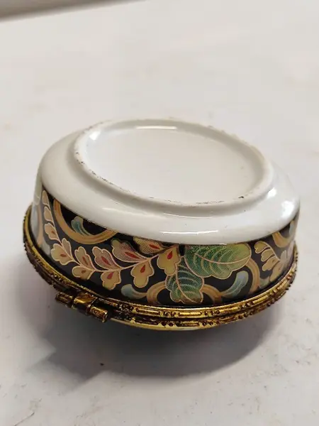 Foto de um(a) Porta Jóias Japanese Anos 90, da categoria de Porta-Jóias. Porta jóias japones em porcelana policromada e fecho em latão oxidado. Década de 1990.A: 4,5 cm Diâmetro: 7,5 cm Peso: 147 g. Mostrado de uma perspectiva diferente. Vendido no marketplace Trésors.