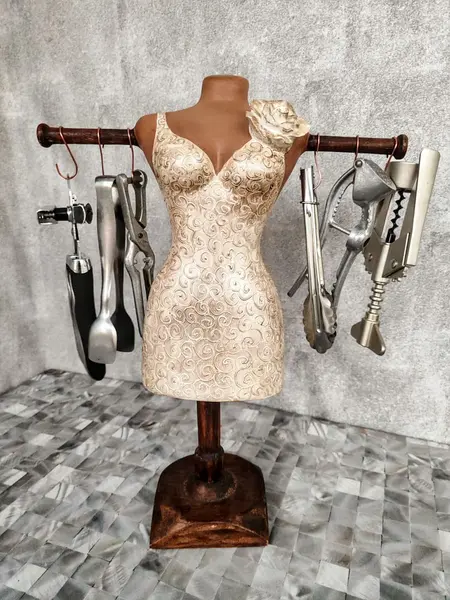 Foto de um(a) Escultura Manequim em Cerâmica, da categoria de Modelos e estatuetas. Escultura em cerâmica de um manequim com varão vem madeira para colocar utensílios com 6 ganchos em cobre. Base em madeira e... Mostrado de uma perspectiva diferente. Vendido no marketplace Trésors.