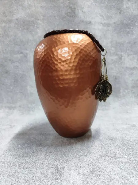 Foto de um(a) Vaso em Alumínio Repuxado e Pátina Cobre, Década de 1980, da categoria de Vasos. Vaso em alumínio repuxado com pátina cobre envelhecida .com acabamento em trama de couro e pendente em latão, década de... Mostrado de uma perspectiva diferente. Vendido no marketplace Trésors.