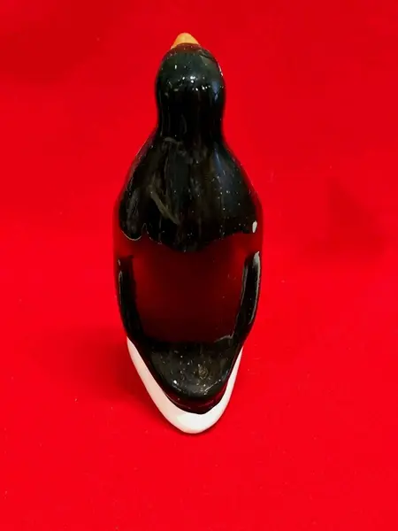Foto de um(a) Pinguim de Geladeira em Porcelana, Clássico Dos Anos 50, da categoria de Objetos decorativos. Pinguim de geladeira em porcelana com pés e bico dourados, um clássico dos anos 50. A: 22 cm / L: 9,4 cm / P: 9 cm Base: 8,5... Mostrado de uma perspectiva diferente. Vendido no marketplace Trésors.