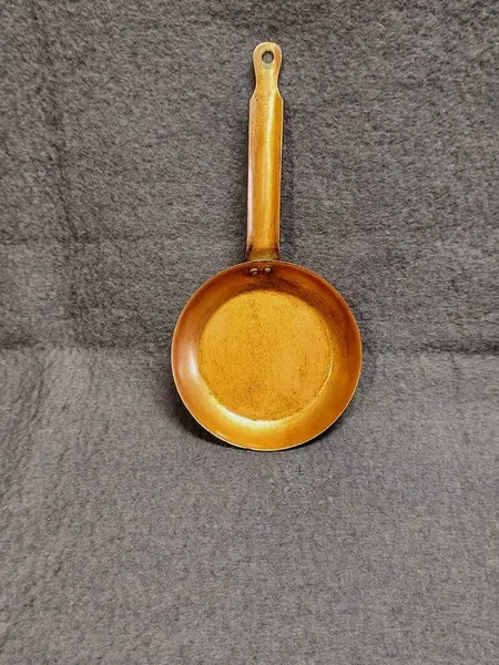 Foto de um(a) Frigideira em Ferro, Peça Decorativa, Década de 1970, da categoria de Panelas. Frigideira de ferro artesanal, feita por ciganos na década de 1970. Possui acabamento com pátina cobre envelhecida e... Mostrado de uma perspectiva diferente. Vendido no marketplace Trésors.