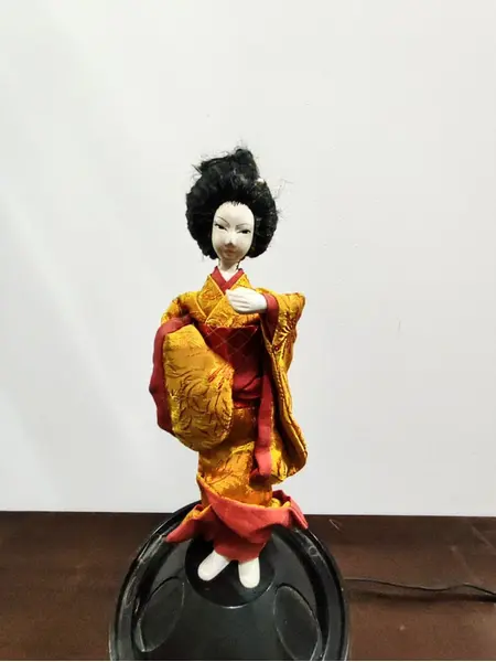Foto de um(a) Luminária Gueixa Japonesa, Década de 1960, da categoria de Abajures. Luminária de mesa dos anos 1960: ao centro um gueixa japonesa com seu traje típico e redoma em vidro. Parte inferior fica a... Mostrado de uma perspectiva diferente. Vendido no marketplace Trésors.
