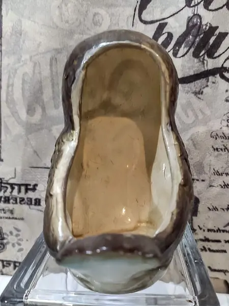 Foto de um(a) Cachepô Coruja Anos 50, da categoria de Cachepot. Coruja em porcelana policromada com olhos de vidro, década de 1950, com restauro antigo. Pode ser usada como porta treco ou... Mostrado de uma perspectiva diferente. Vendido no marketplace Trésors.