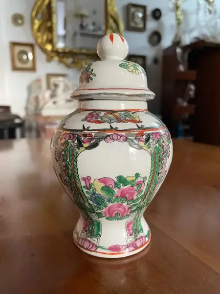 Foto de um(a) Antigo Pequeno Potiche Oriental Em Porcelana Chinesa, da categoria de Vasos e recipientes. Pequeno potiche oriental, porcelana artística pintado à mão. Medidas 15x8cm. Mostrado de uma perspectiva diferente. Vendido no marketplace Trésors.