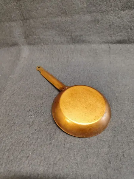 Foto de um(a) Frigideira em Ferro, Peça Decorativa, Década de 1970, da categoria de Panelas. Frigideira de ferro artesanal, feita por ciganos na década de 1970. Possui acabamento com pátina cobre envelhecida e... Mostrado de uma perspectiva diferente. Vendido no marketplace Trésors.