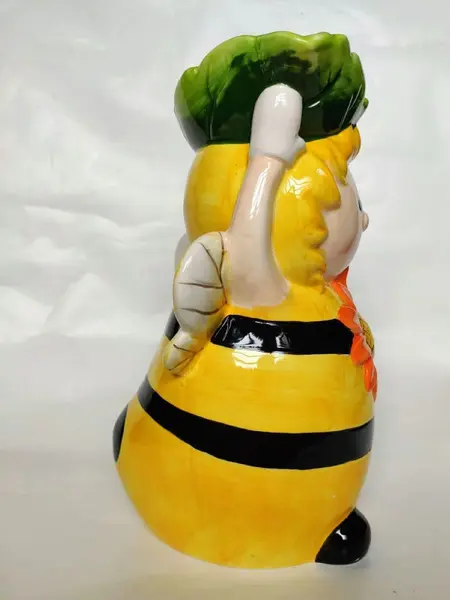 Foto de um(a) Jarra Abelhinha, da categoria de Garrafas, potes e jarros. Jarra abelhinha em cerâmica esmaltada com relevo e policromada, década de 2000 A: 24cm D: 12cm Peso: 736g. Mostrado de uma perspectiva diferente. Vendido no marketplace Trésors.