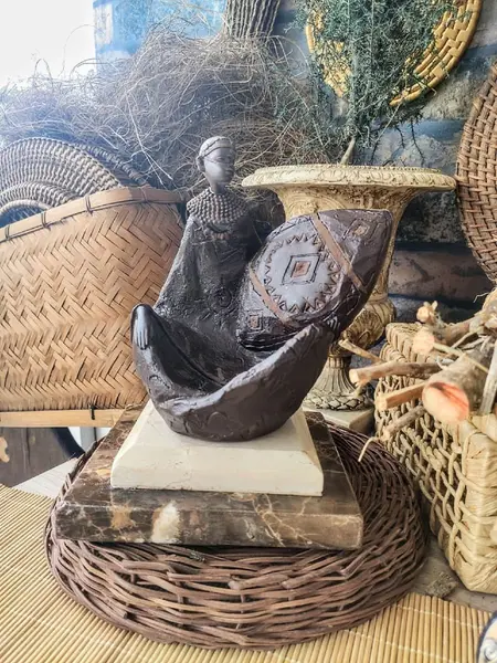 Foto de um(a) Escultura Guerreiro Africano Anos 80, da categoria de Escultura. Escultura de guerreiro africano em resina com pátina marrom envelhecida e base em mármore marrom imperador e travertino.... Mostrado de uma perspectiva diferente. Vendido no marketplace Trésors.
