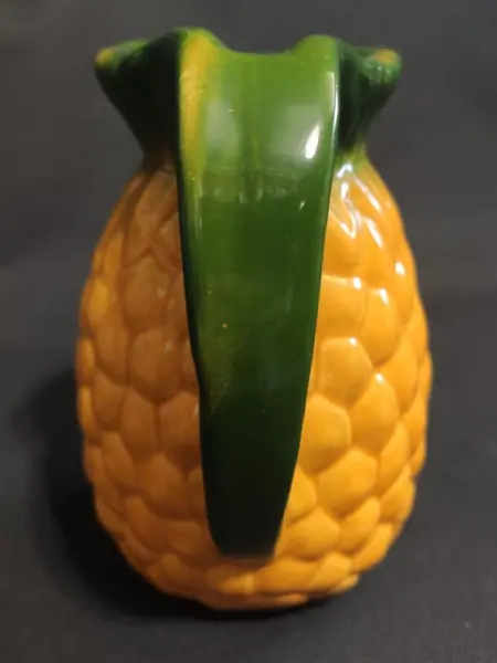 Foto de um(a) Jarra Pineapple Anos 80, da categoria de Garrafas, potes e jarros. Jarra abacaxi em cerâmica vitrificada e policromada, década de 1980 procedência asiática.A: 16,5cm D: 11cm Peso: 680g. Mostrado de uma perspectiva diferente. Vendido no marketplace Trésors.