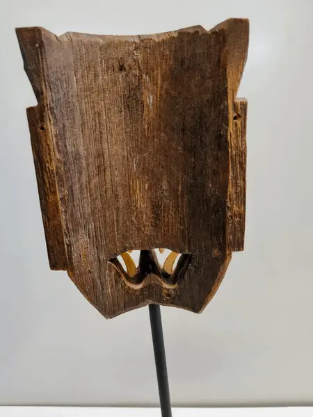 Foto de um(a) Escultura Africana em Madeira, Década de 1990, da categoria de Escultura. Escultura máscara africana em madeira, década de 1990. A: 47,5cm / L : 12,5cm / P: 6cm 14cm diâmetro da base 660g. Mostrado de uma perspectiva diferente. Vendido no marketplace Trésors.
