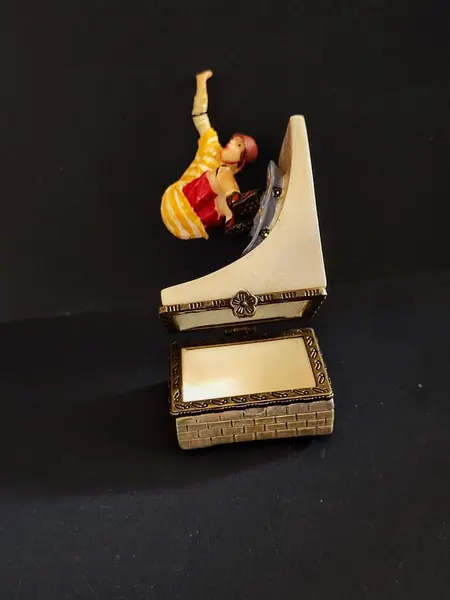 Foto de um(a) Caixinha em Resina Skatista, Década de 2000, da categoria de Cestos e Caixas. Caixa de resina policromada com fecho em latão oxidado, década de 2000.A: 10,6 cm L: 5 cm P: 3,5 cm peso: 99 g. Mostrado de uma perspectiva diferente. Vendido no marketplace Trésors.