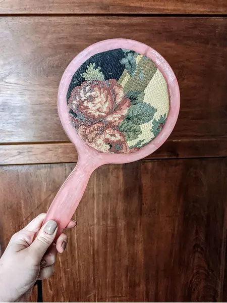 Foto de um(a) Espelho Gobelin Anos 90, da categoria de Espelhos. Espelho de mão em acrílico fosco na cor rosa com estampa em tecido gobelin francês, década de 1990 peça única pelo designer... Mostrado de uma perspectiva diferente. Vendido no marketplace Trésors.