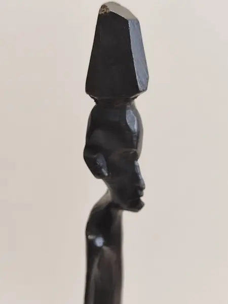 Foto de um(a) Escultura Africana em Madeira Preta, da categoria de Escultura. Escultura africana em madeira preta. Mede: 40,5 cm de altura / 2,5 cm de largura / 1,6 cm de profundidade Peso: 101g. Mostrado de uma perspectiva diferente. Vendido no marketplace Trésors.