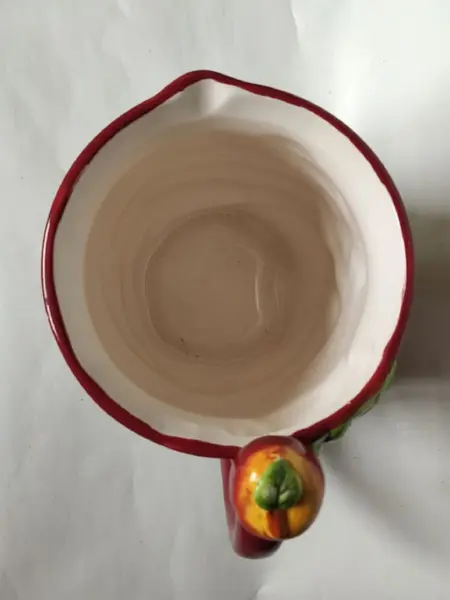 Foto de um(a) Jarra Apple 00'S, da categoria de Garrafas, potes e jarros. Jarra maçã em cerâmica esmaltada policromada, década de 2000, procedência asiáticaA: 21cm D: 14cm Peso: 1,024kg. Mostrado de uma perspectiva diferente. Vendido no marketplace Trésors.