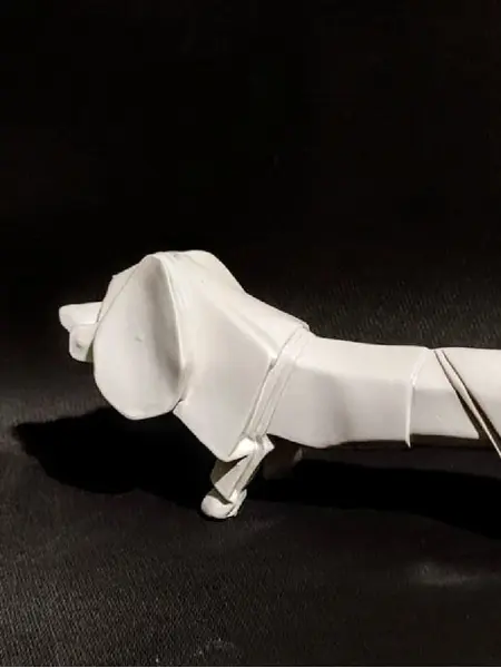 Foto de um(a) Cachorro Origami Anos 2000, da categoria de Modelos e estatuetas. Cachorro em resina na cor branca, inspirado nos origamis de papel, peça dos anos 2000.A: 9 cm / P: 6 cm / L: 26,5 cmPeso:... Mostrado de uma perspectiva diferente. Vendido no marketplace Trésors.
