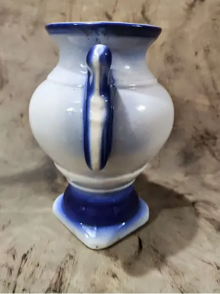 Foto de um(a) Vaso Borrão Anos 60, da categoria de Vasos. Vaso borrão com alças, sem marca do fabricante e com marcas do tempo mas sem tirar sua beleza, década de 1960.A: 19,5 cm /... Mostrado de uma perspectiva diferente. Vendido no marketplace Trésors.