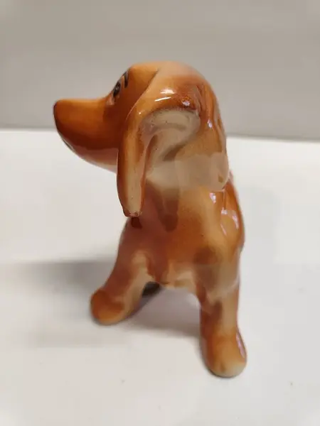 Foto de um(a) Cachorro Dachshund em Cerâmica, Década de 1940, da categoria de Modelos e estatuetas. Cachorro em cerâmica da raça dachshund na cor caramelo, década de 1940, sem marca do fabricante. A: 13 cm L: 18, 5 cm P: 8... Mostrado de uma perspectiva diferente. Vendido no marketplace Trésors.