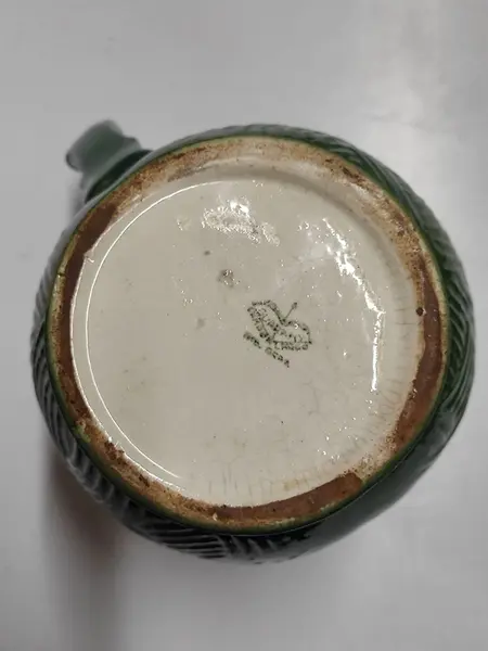 Foto de um(a) Jarra Milho Anos 40, da categoria de Garrafas, potes e jarros. Jarra milho em cerâmica vitrificada e policromada, década de 1940 indústria brasileira - fábrica guarany.A: 18cm D: 12cm... Mostrado de uma perspectiva diferente. Vendido no marketplace Trésors.
