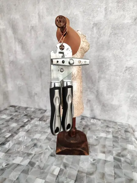 Foto de um(a) Escultura Manequim em Cerâmica, da categoria de Modelos e estatuetas. Escultura em cerâmica de um manequim com varão vem madeira para colocar utensílios com 6 ganchos em cobre. Base em madeira e... Mostrado de uma perspectiva diferente. Vendido no marketplace Trésors.