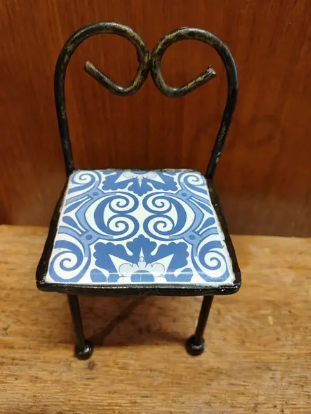 Foto de um(a) Miniatura de Cadeira em Ferro e Azulejo, Década de 2010, da categoria de Modelos e estatuetas. Miniatura de cadeira em ferro com pátina oxidada e um leve dourado, assento em azulejo azul e branco, motivo geométrico,... Mostrado de uma perspectiva diferente. Vendido no marketplace Trésors.