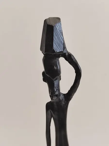 Foto de um(a) Escultura Africana em Madeira Preta, da categoria de Escultura. Escultura africana em madeira preta. Mede: 40,5 cm de altura / 2,5 cm de largura / 1,6 cm de profundidade Peso: 101g. Mostrado de uma perspectiva diferente. Vendido no marketplace Trésors.