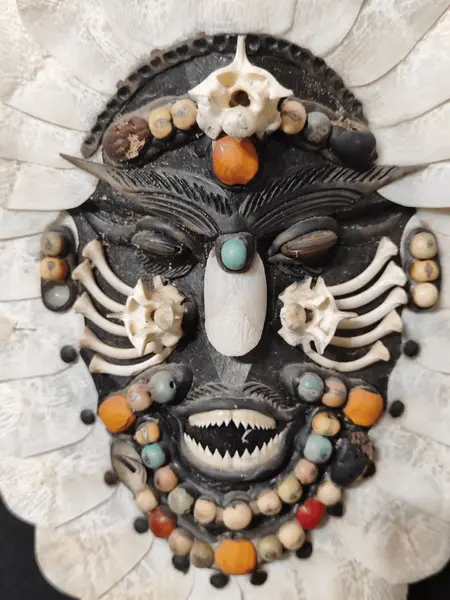 Foto de um(a) Máscara Indigena Confeccionada com Escamas de Pirarucu, Dentes de Piranhas e Sementes, Déc 1980, da categoria de Escultura. Arte indígena: máscara confeccionada com escamas de pirarucu, dentes de piranhas e sementes. Década de 1980. 34cm de altura... Mostrado de uma perspectiva diferente. Vendido no marketplace Trésors.
