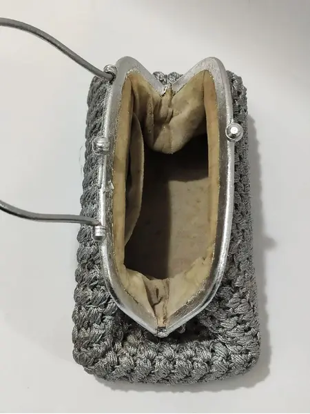 Foto de um(a) Bolsa Crochê Party, Década de 1940, da categoria de Bolsas. Bolsa de festa em crochê com linha prata e fecho de metal com detalhes em baixo relevo e alça também em metal, década de... Mostrado de uma perspectiva diferente. Vendido no marketplace Trésors.