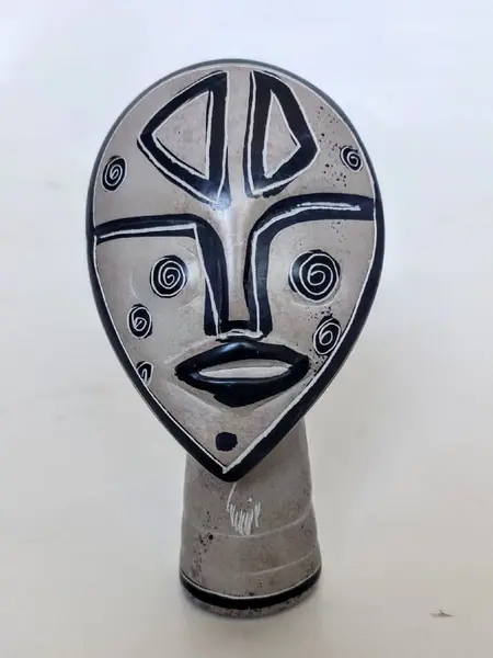 Foto de um(a) Escultura Africana Anos 80, da categoria de Escultura. Escultura africana em pedra com pintura em preto e branco, década de 1980.A: 11,5 cm L: 6 cm P: 5 cm Peso: 213 g. Mostrado de uma perspectiva diferente. Vendido no marketplace Trésors.