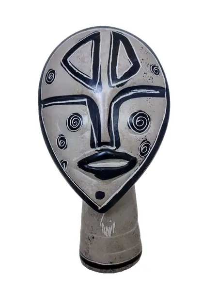 Foto de um(a) Escultura Africana Anos 80, da categoria de Escultura. Escultura africana em pedra com pintura em preto e branco, década de 1980.A: 11,5 cm L: 6 cm P: 5 cm Peso: 213 g. Vendido no marketplace Trésors.