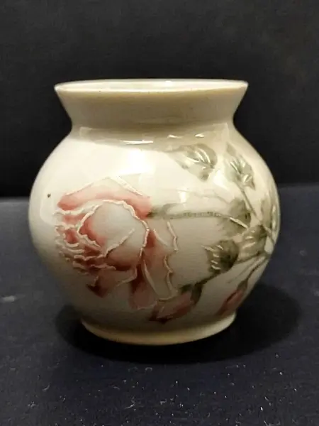 Foto de um(a) Combo Três Vasinhos em Porcelana, Década de 1980, da categoria de Vasos. Combo com três vasos em porcelana policromada com motivo floral. A: 7,4 cm e 5,3 cm Diâmetro: 4,7 cm e 5,4 cm Peso total:... Mostrado de uma perspectiva diferente. Vendido no marketplace Trésors.