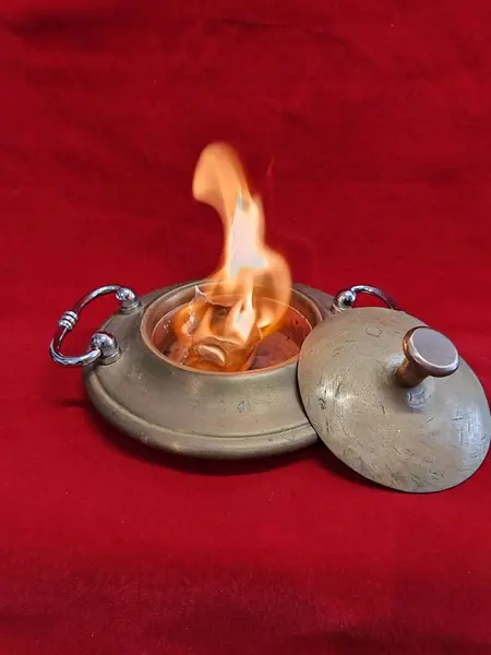 Foto de um(a) Braseiro Italiano em Latão e Cobre, Início do Século XX, da categoria de Cinzeiros e coletores. Braseiro italiano de escrivaninha para queima de papéis: em latão oxidado com tampa, parte interna de cobre martelado e... Mostrado de uma perspectiva diferente. Vendido no marketplace Trésors.