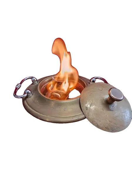 Foto de um(a) Braseiro Italiano em Latão e Cobre, Início do Século XX, da categoria de Cinzeiros e coletores. Braseiro italiano de escrivaninha para queima de papéis: em latão oxidado com tampa, parte interna de cobre martelado e... Vendido no marketplace Trésors.