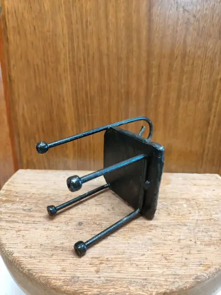Foto de um(a) Miniatura de Cadeira em Ferro e Azulejo, Década de 2010, da categoria de Modelos e estatuetas. Miniatura de cadeira em ferro com pátina oxidada e um leve dourado, assento em azulejo azul e branco, motivo geométrico,... Mostrado de uma perspectiva diferente. Vendido no marketplace Trésors.