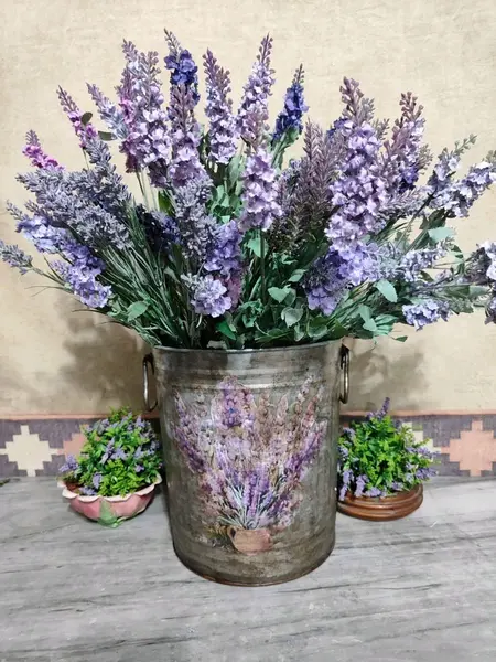 Foto de um(a) Balde em Folha de Flandres Decupage Lavanda, Década de 2000, da categoria de Cestos e Caixas. Balde em folha de flandres, duas alças e decupage de lavanda nos dois lados, década de 2000. Mede: A 26 cm Diametro: 23,5 cm... Mostrado de uma perspectiva diferente. Vendido no marketplace Trésors.