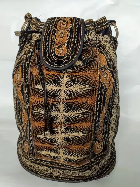 Foto de um(a) Bolsa Indonésia, da categoria de Bolsas. Bolsa tipo saco em veludo bordado com alça em tecido. Origem Indonésia. Mede: A 35cm / fundo 26 x 18cm Peso 280g. Mostrado de uma perspectiva diferente. Vendido no marketplace Trésors.