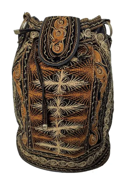 Foto de um(a) Bolsa Indonésia, da categoria de Bolsas. Bolsa tipo saco em veludo bordado com alça em tecido. Origem Indonésia. Mede: A 35cm / fundo 26 x 18cm Peso 280g. Vendido no marketplace Trésors.