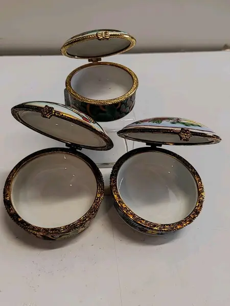 Foto de um(a) Combo com Três Caixas em Porcelana Estampa Cenas Japonesas, Década de 1980, da categoria de Cestos e Caixas. Combo com três caixas em porcelana. Estampas com cenas japonesas, gueixas e flores. Fecho dourado e contorno da caixa com... Mostrado de uma perspectiva diferente. Vendido no marketplace Trésors.
