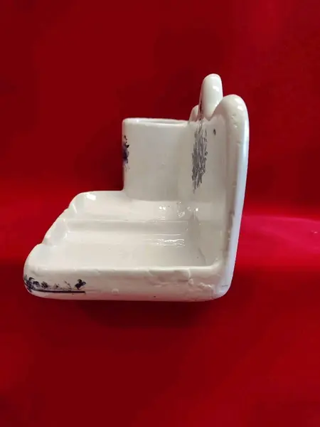 Foto de um(a) Antigo Dispenser Transformado em Porta Treco para Escrivaninha, Década de 1980, da categoria de Organizadores. Antigo porta detergente, sabão e esponja transformado em porta treco para escrivaninha: em cerâmica esmaltada com estampa... Mostrado de uma perspectiva diferente. Vendido no marketplace Trésors.