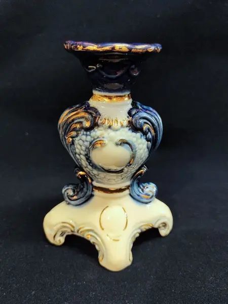 Foto de um(a) Castiçal em Porcelana Azul Cobalto, Cst Pereira, Década de 1940, da categoria de Castiçais. Castiçal em porcelana cst - pedreira, azul cobalto, branco e filetes em ouro, década de 1940 A: 13,6 cm L: 10 cm P: 8,6 cm... Mostrado de uma perspectiva diferente. Vendido no marketplace Trésors.