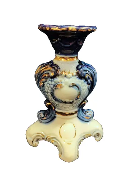 Foto de um(a) Castiçal em Porcelana Azul Cobalto, Cst Pereira, Década de 1940, da categoria de Castiçais. Castiçal em porcelana cst - pedreira, azul cobalto, branco e filetes em ouro, década de 1940 A: 13,6 cm L: 10 cm P: 8,6 cm... Vendido no marketplace Trésors.
