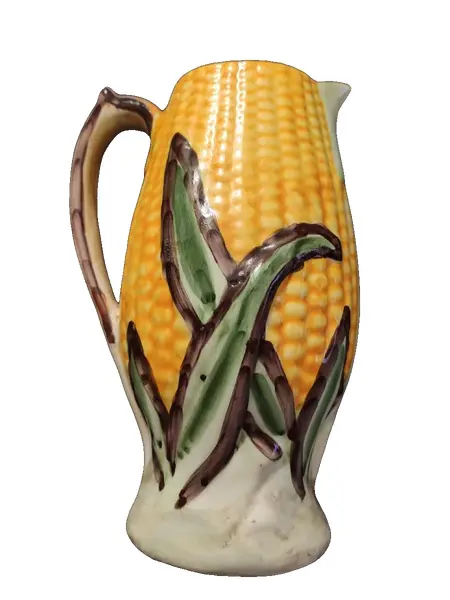 Foto de um(a) Jarra Milho Anos 40, da categoria de Garrafas, potes e jarros. Jarra milho em cerâmica policromada e vitrificada, década de 1940 A: 22cm D: 12cm Peso: 675g. Vendido no marketplace Trésors.